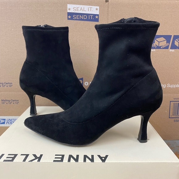 Elegant Black Women's Boots gently worn one time
In great preowned condition - Picture 3 of 4